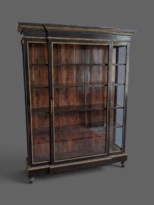 une vitrine ancienne avec des portes vitrées et un plateau en bois