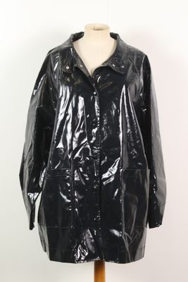 un trench-coat en vinyle noir sur un mannequin, un mannequin, un mannequin, un mannequin, un mannequin, un mannequin, un mannequin, un mannequin, un mannequin, un mannequin, un mannequin, un mannequin, un mannequin, un mannequin, un mannequin, un mannequin, un mannequin, un mannequin, un mannequin, un mannequin, un mannequin, un mannequin, un mannequin, un mannequin, un mannequin, un mannequin, un mannequin, un mannequin, un mannequin, un mannequin, un mannequin, un manne