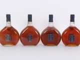 trois bouteilles de whisky posées les unes à côté des autres sur une surface blanche