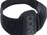 la ceinture porte un logo et y est fixée