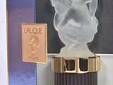 une figurine en verre représentant un chat dans une boîte