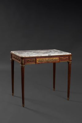 Table de salon en bois à riche ornementation en ceinture de …