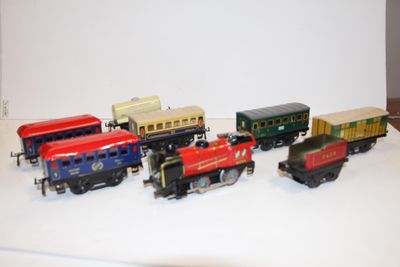 plusieurs petits trains sont alignés sur une surface blanche