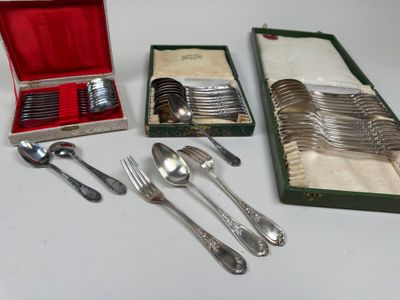 beaucoup d'argenterie dans une boîte sur une table