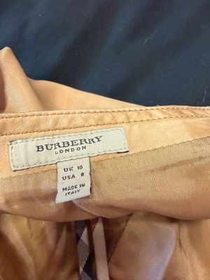 un gros plan sur une veste beige portant une étiquette