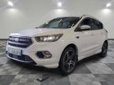 le ford kuga blanc est garé sur un sol en damier