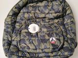 un gros plan d'un sac à dos auquel est attachée une étiquette