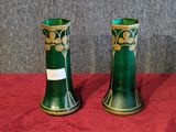 deux vases posés sur une table rouge