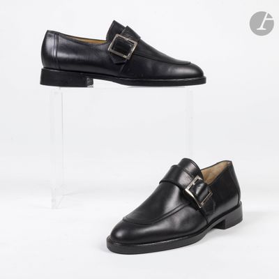une paire de chaussures en cuir noir avec des boucles sur les côtés