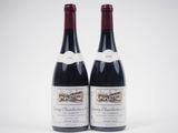deux bouteilles de vin rouge posées l'une à côté de l'autre sur une surface blanche