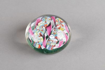 une boule de verre contenant une fleur rose