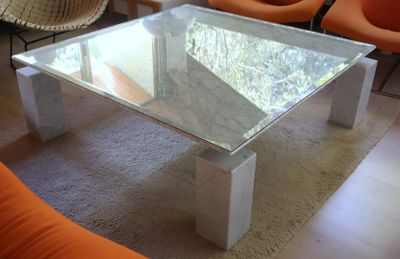 une table en verre avec un plateau en verre dans un salon
