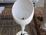 une lampe posée sur une table dans un salon
