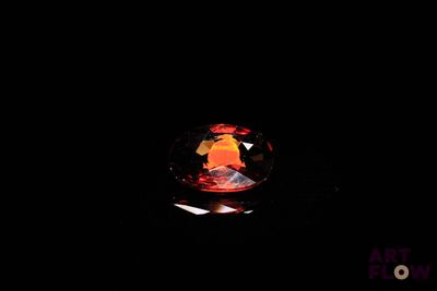 un gros plan d'un diamant rouge sur fond noir