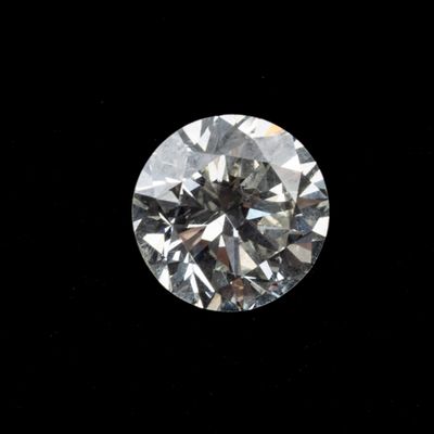 un gros plan d'un diamant sur fond noir