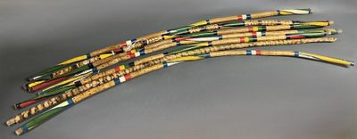 une pile de crayons posés sur une table