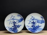 deux assiettes bleues et blanches ornées de fleurs, posées sur une table