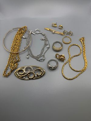 un assortiment de bijoux en or et en argent posés sur un fond blanc