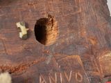 un morceau de bois percé d'un trou