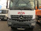 de nombreux camions garés à l'intérieur d'une tente