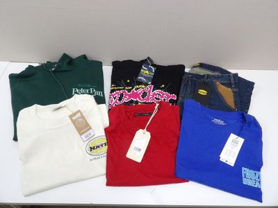 un grand nombre de t-shirts posés sur une table