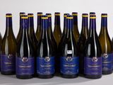 six bouteilles de vin sont alignées sur une table