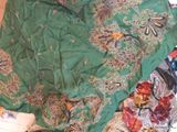 une photo d'un lit recouvert d'une couette verte