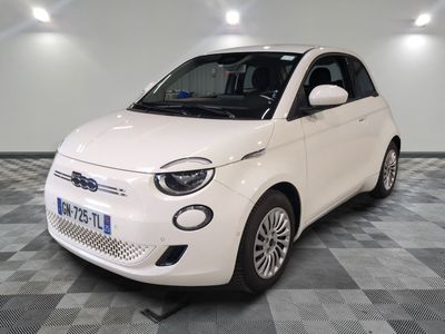 une petite voiture blanche garée dans une pièce