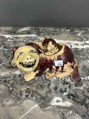 EXTREME-ORIENT Boîte couverte figurant un chien avec un chio…