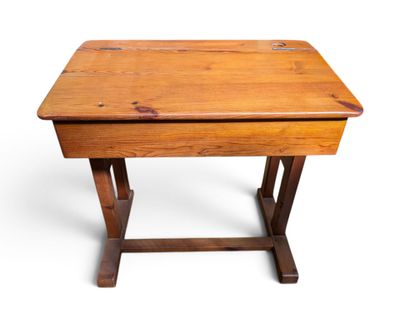une petite table en bois avec un plateau en bois sur fond blanc