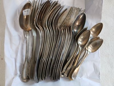 beaucoup de cuillères en argent et de cuillères sur la table