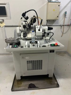 une machine posée sur une table dans une pièce
