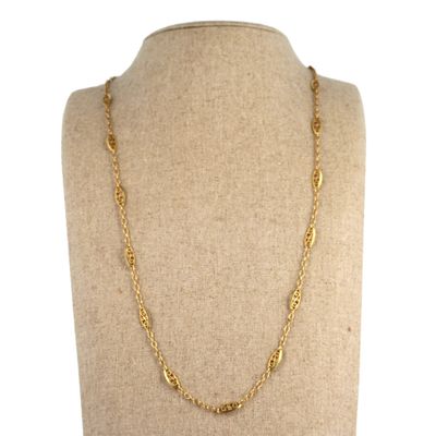 un collier à chaîne en or orné d'une perle en or sur un mannequin