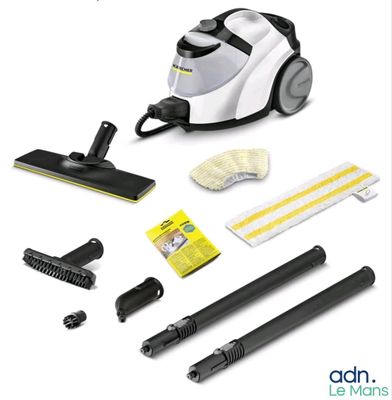 un gros plan d'un aspirateur accompagné de produits d'entretien sur fond blanc