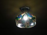 une lumière allumée dans une pièce