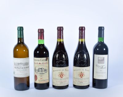 plusieurs bouteilles de vin sont alignées sur une surface blanche