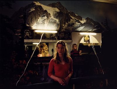 une femme debout devant une montagne