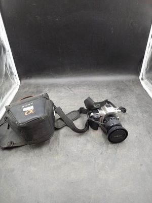 un appareil photo et un sac pour appareil photo posés par terre