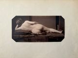une vieille photo d'une femme nue allongée sur une table