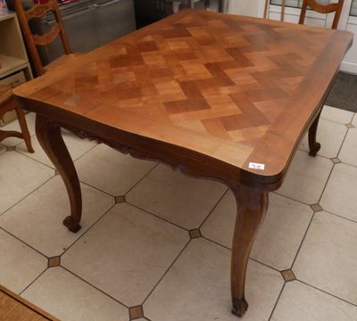 une table en bois avec un plateau à carreaux, posée sur un sol carrelé