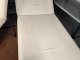 deux chaises blanches qui se trouvent dans une pièce