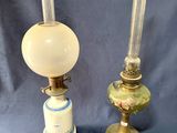 une paire de lampes à huile anciennes sur fond bleu