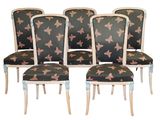 quatre chaises ornées d'un motif floral noir et rose