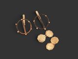 une paire de boucles d'oreilles plaquées or et une paire de boucles d'oreilles plaquées or