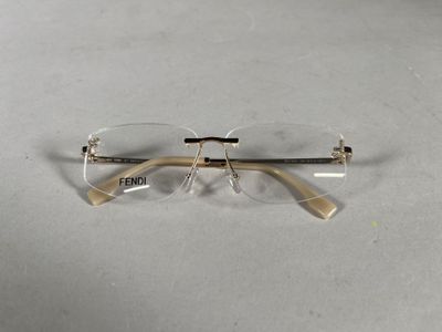 un gros plan sur une paire de lunettes posée sur une table