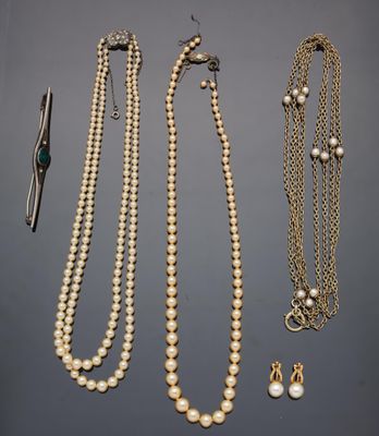 une collection de colliers et de boucles d'oreilles en perles