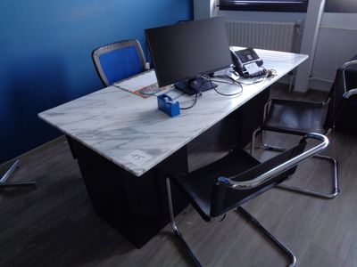 un bureau sur lequel se trouvent deux ordinateurs et un téléphone
