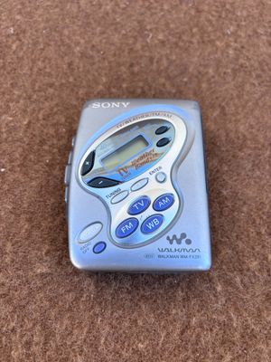 un talkie-walkie Sony posé par terre