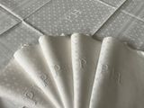 quatre serviettes pliées sur une table