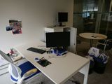 un bureau blanc sur lequel se trouvent un ordinateur et un clavier